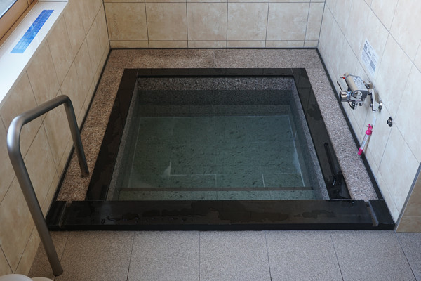 浴槽の大きさは、縦120cm・横110cm・深さ50cmとなっております。